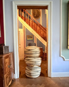 Kenkansia Art Basket, rund einen Meter hoch, im Flur neben einer Treppe