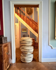 Kenkansia Art Basket, rund einen Meter hoch, im Flur neben einer Treppe